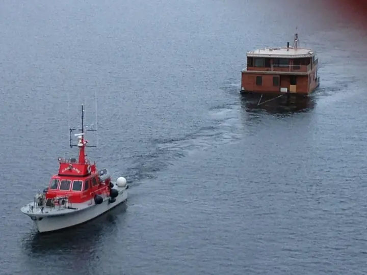 CASCADE towing a houseboat in open water